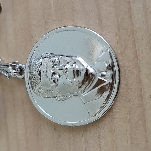 Silvertone John F. Kennedy Medallion Pin Brooch - Picture 2 of 3